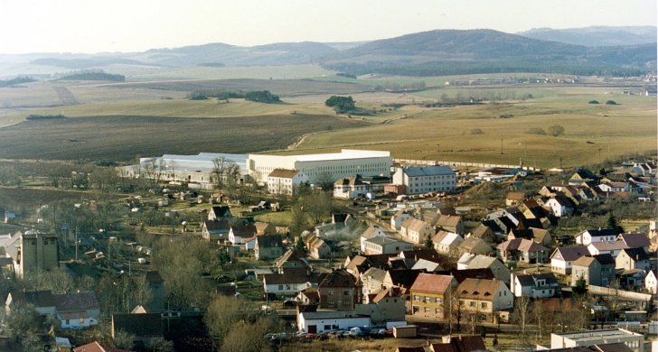 Pohled na stavbu nové sklárny.jpg